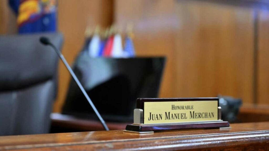 Templanza y firmeza son las cualidades que resaltan, los que le conocen, del juez de origen colombiano Juan Manuel Merchan. Foto: AFP