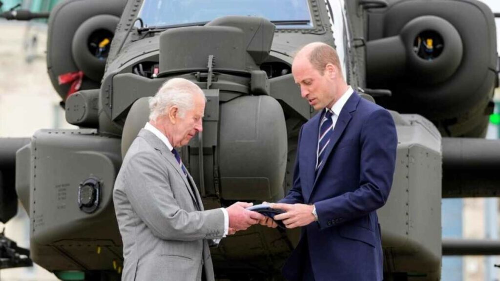 El rey Carlos III entregó su título de coronel en jefe del Cuerpo Aéreo del Ejército británico a su hijo Guillermo. Foto: AFP