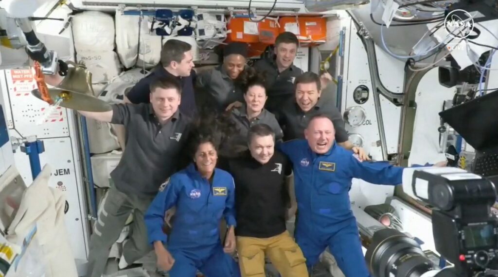 Los primeros astronautas a bordo del Starliner de Boeing llegan a la EEI