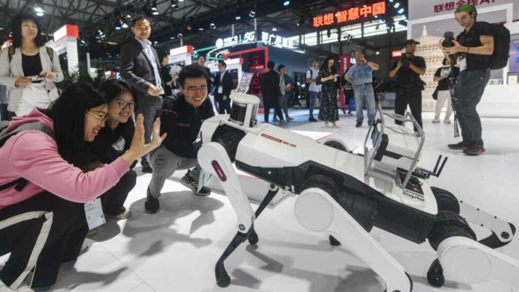 El potencial revolucionario de la inteligencia artificial acaparó toda la atención en el inicio del Salón Mundial del Móvil (MWC) en China. Foto: AFP