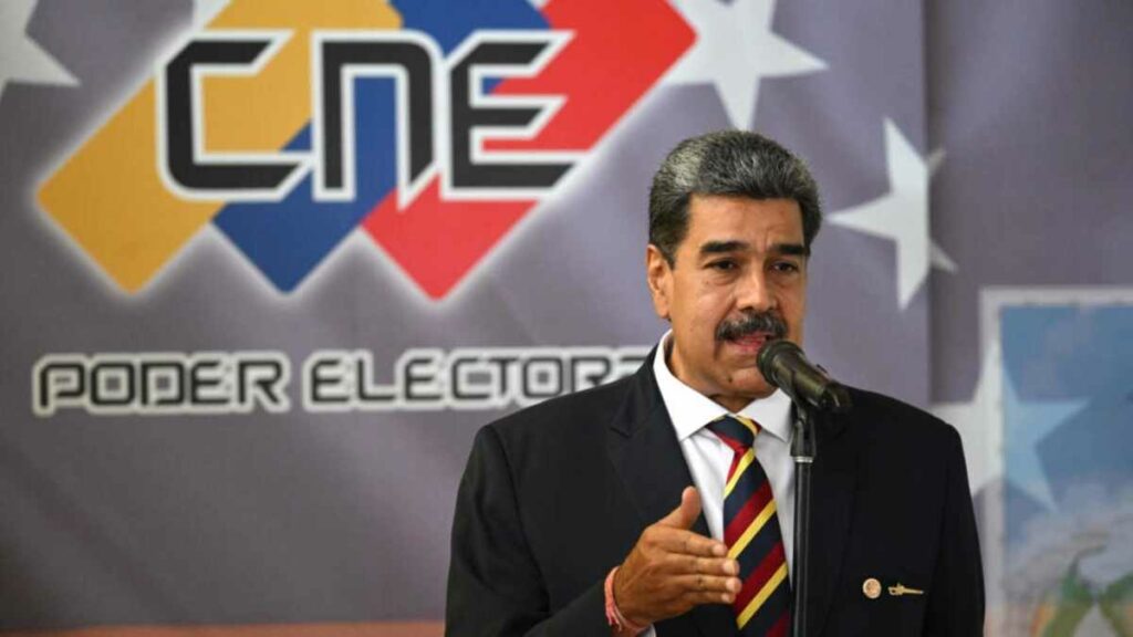 El presidente venezolano Nicolás Maduro, suscribió un documento para respetar los resultados de las elecciones. Foto: AFP