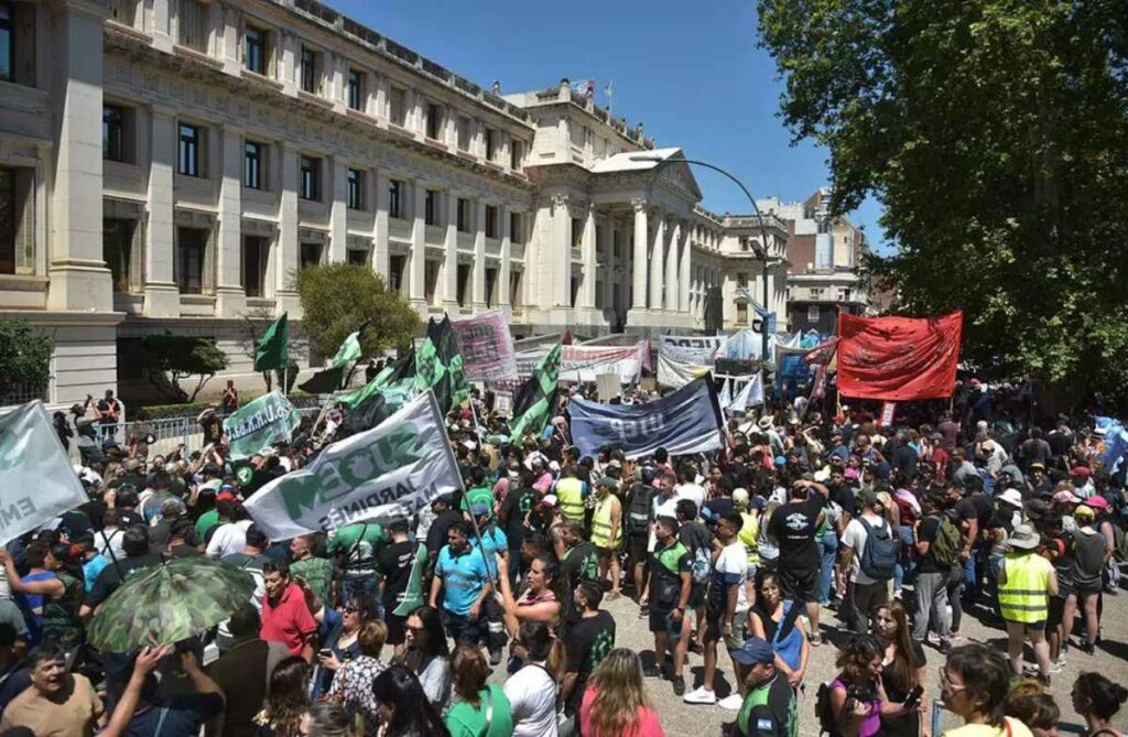 Movimientos sociales, partidos de izquierda y numerosos sindicatos se manifiestan frente al Congreso de Argentina. Foto: AFP