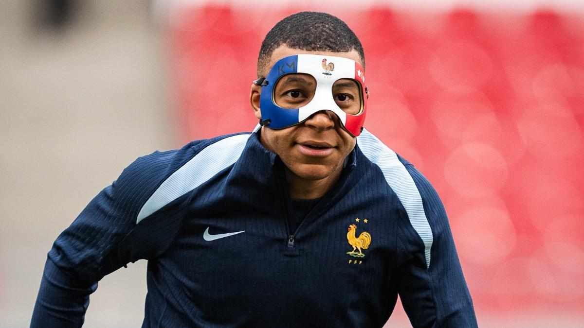 Kylian Mbappé se ejercitó con una máscara en la previa del encuentro que medirá a Francia contra Países Bajos. Foto: AFP