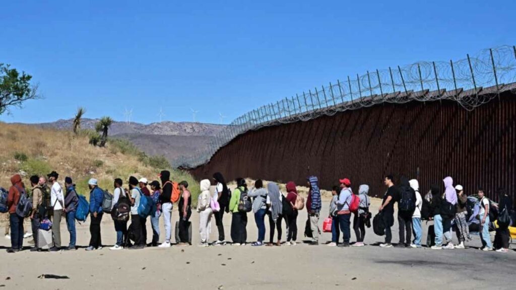 Biden firmó un decreto ejecutivo para impedir la entrada a los migrantes en busca de asilo. Foto: AFP