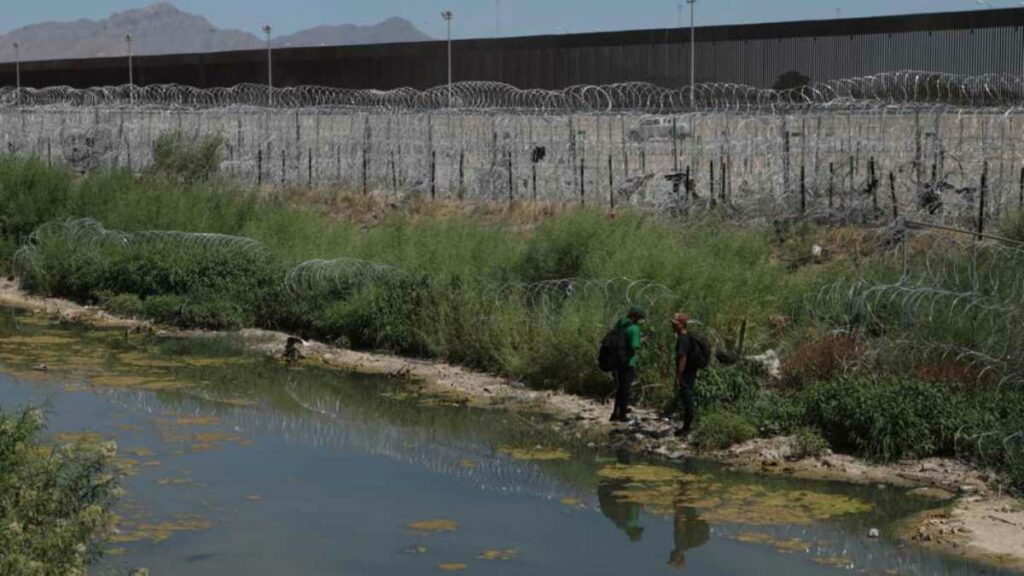Guardias nacionales y agentes migratorios de México inspeccionan una zona desértica cercana a Ciudad Juárez. Foto: AFP