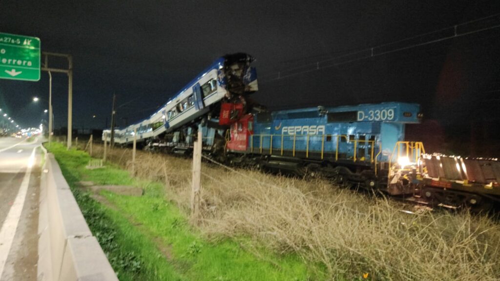 Al menos dos muertos y nueve heridos por el choque frontal de dos trenes al sur de Santiago de Chile