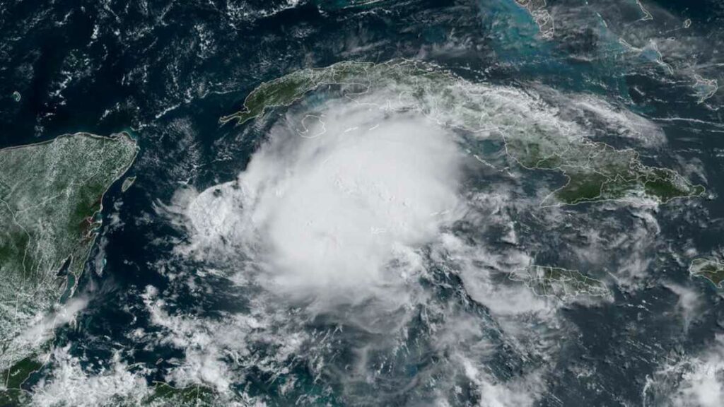 El huracán Beryl se debilitaba en su camino hacia México, que ultima un operativo de emergencia para enfrentar a la tormenta. Foto: AFP