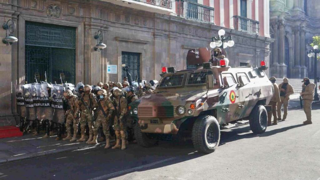 Con los tanques militares a las puertas de palacio del gobierno, el presidente de Bolivia, Luis Arce, se comunicó con Evo Morales. Foto: AFP