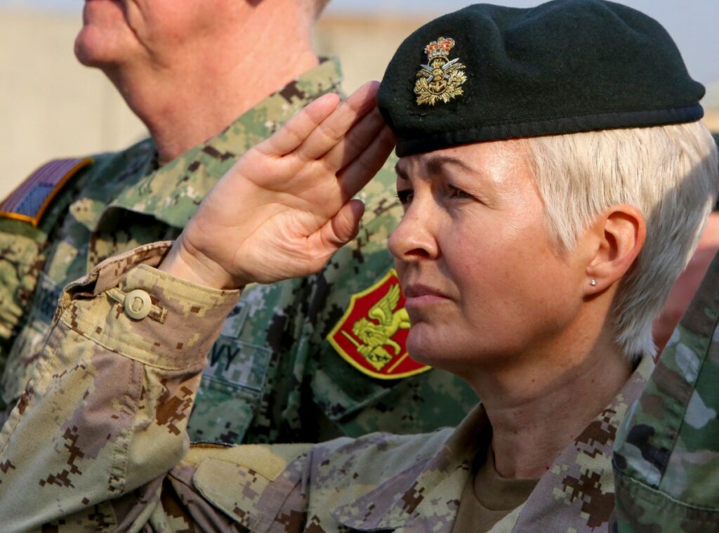 Mujer al frente del Ejército